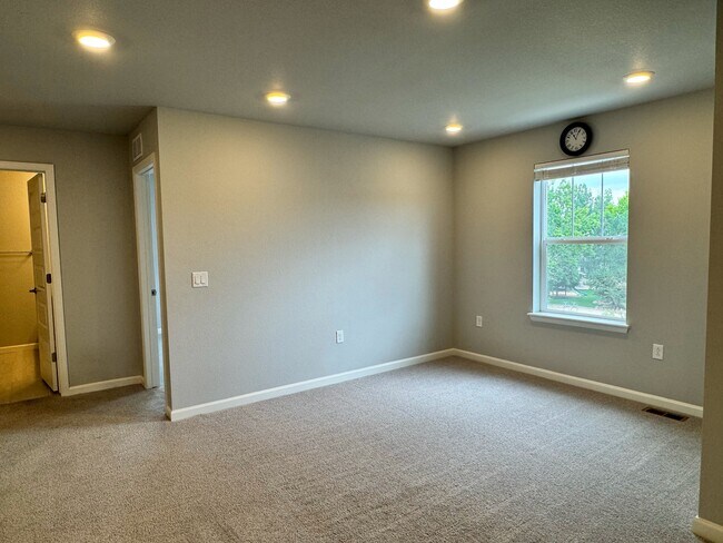 Building Photo - 10848 Hayloft St
