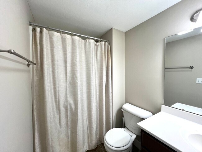 Building Photo - 2 Bedroom/2 Bathroom Apartment!