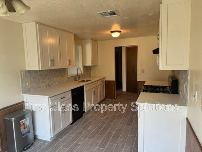Building Photo - 8613 E Parkridge Dr