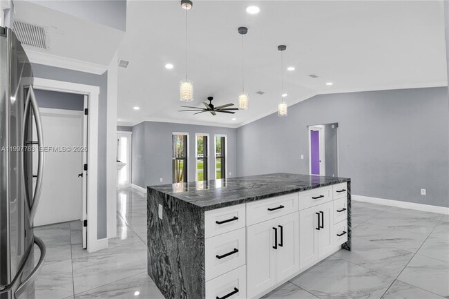 Building Photo - 702 NW Orchid St