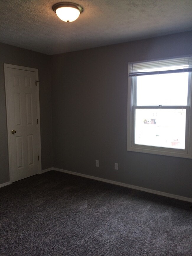 Building Photo - 3 bedroom, 1.5 bath town home located on B...
