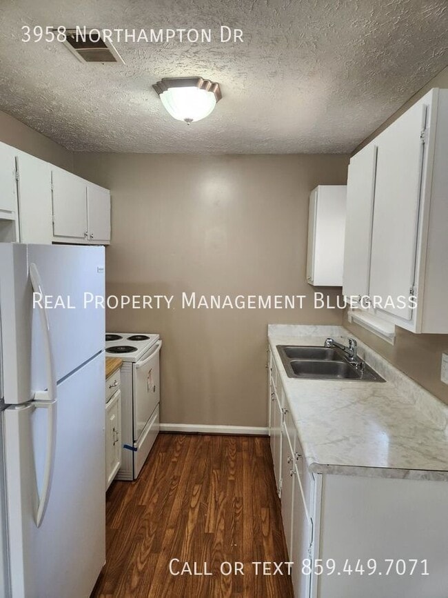 Building Photo - 3958 Northampton Dr