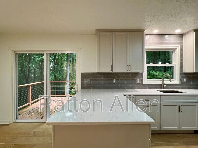 Building Photo - 9 Ravenwood Ln