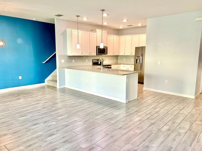 Building Photo - Upscale 3Beds/2.5Baths Townhouse living in...