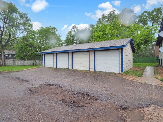 Building Photo - 3 Bedroom Apartment with new flooring and ...