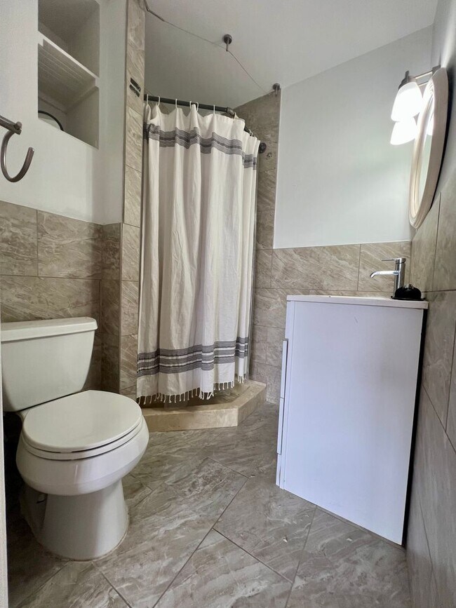Building Photo - Stunning 4-Bedroom Townhome in the Heart o...