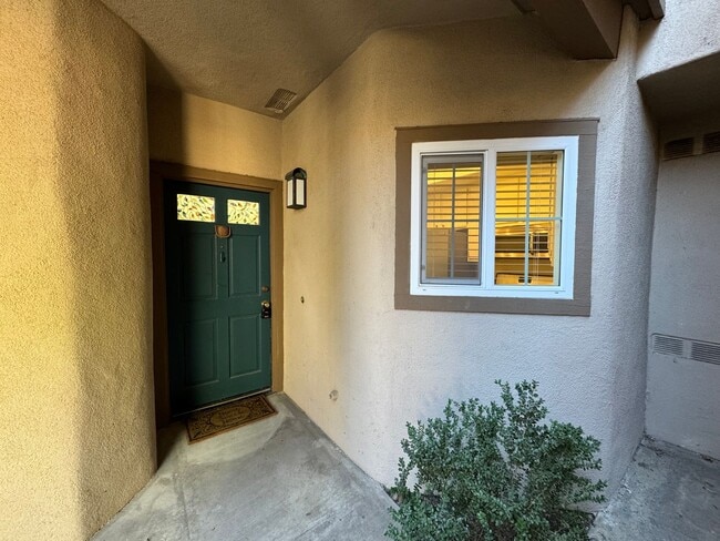 Building Photo - Immaculate 2Bd/2Ba Condo w/Brand New Floor...