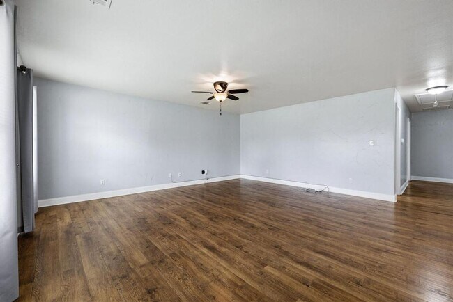 Building Photo - Step into comfort and modern convenience with this charming 3-bedroom, 2-bathroom home in Sherman...