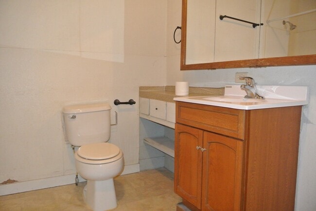 Building Photo - 616 14th St SE