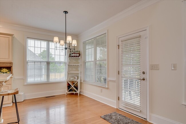 Building Photo - 5 Bed/3 Bath home with Primary Bedroom & a...