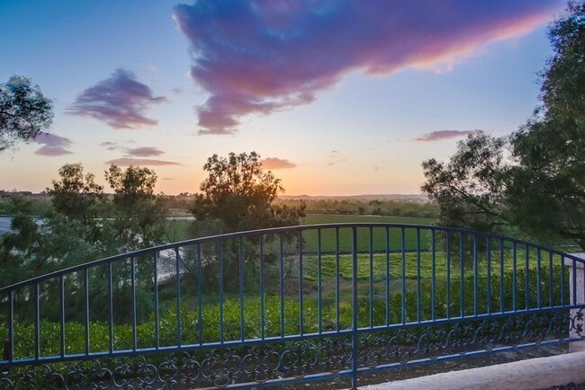 Building Photo - Beautiful, spacious 3 bedroom 2.5 bath hom...