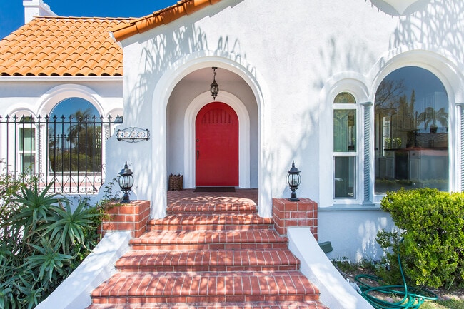 Building Photo - Beautiful spacious house