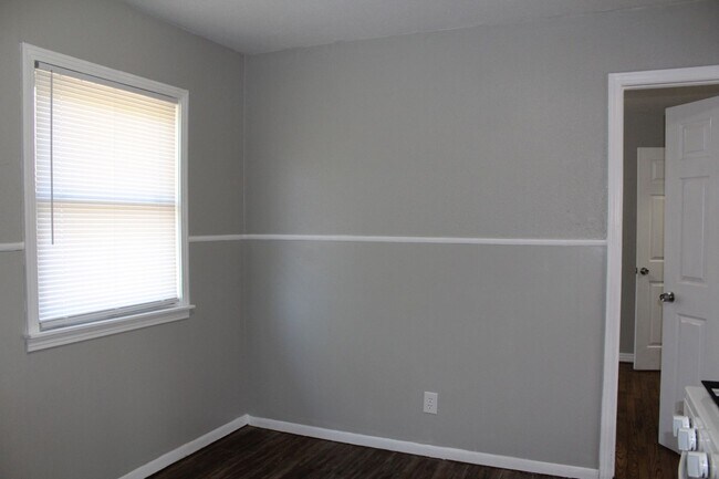 Building Photo - 3 bedrooms with appliances!