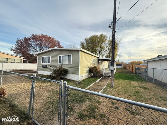 Building Photo - 3bd/2ba Home with a Large Yard - Near Randall Park!