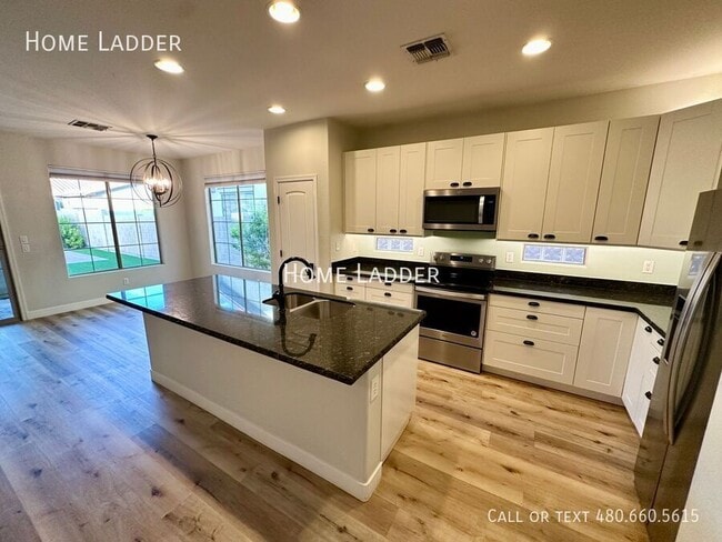 Building Photo - 3064 E Palmdale Ln