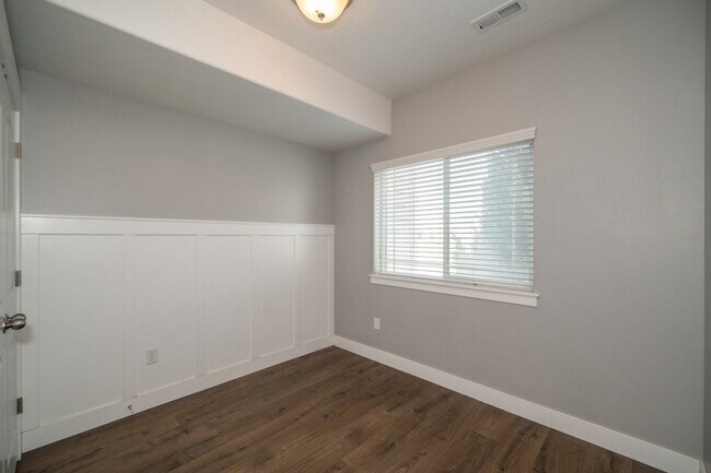 Building Photo - Main Floor Condo in Saratoga Springs!