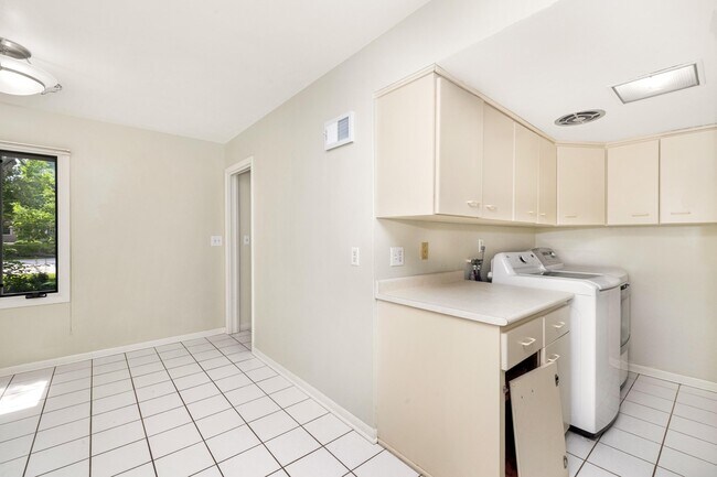 Building Photo - 214 E Spooner Rd