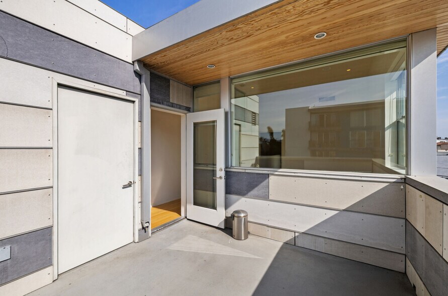 Building Photo - 742 N Hudson Ave