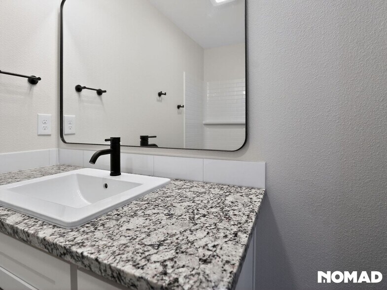 Building Photo - 2160 Langford Ave