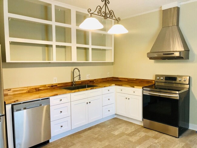 Building Photo - Plum Street-3 bedroom/2 bath home with large rocking chair front porch!