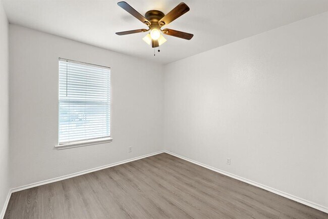 Building Photo - 184 Unity