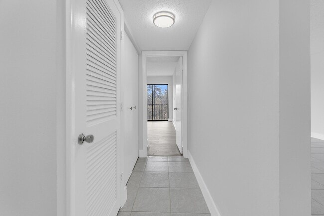 Building Photo - 200 Jacaranda Country Club Dr