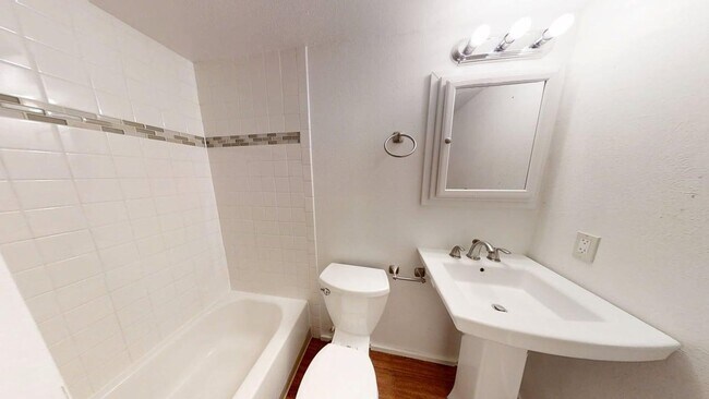 Building Photo - 2633 Juniper Ave