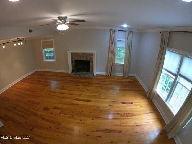 Building Photo - 1235 Linden Pl