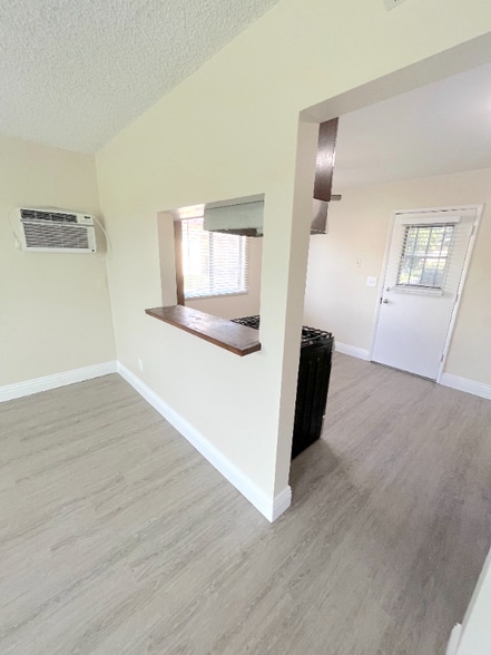 Building Photo - 831 S Oaks Ave