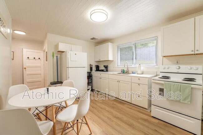 Building Photo - 614 E Brushy Valley Dr