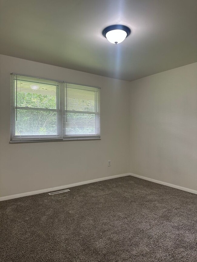 Building Photo - 4 Bed 2 Bath Home Available in Reynoldsburg!
