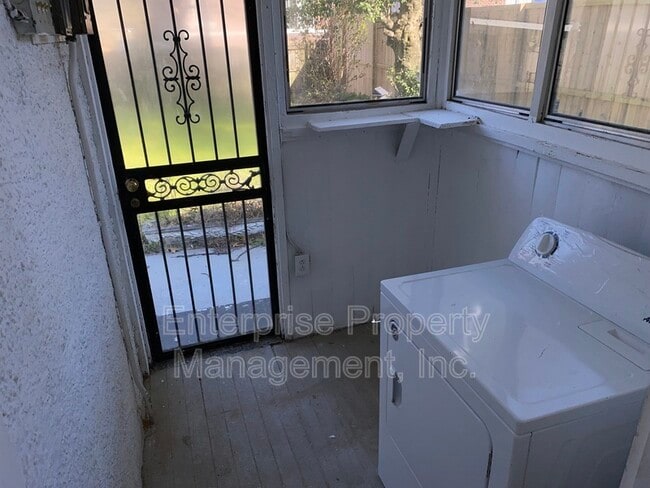 Building Photo - 414 N Willett St