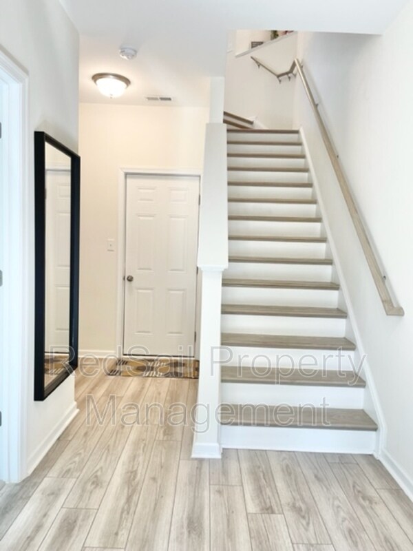 Building Photo - 559 Red Hill Rd