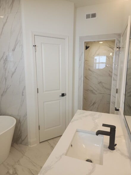 Master Bathroom Shower - 2033 Conti St