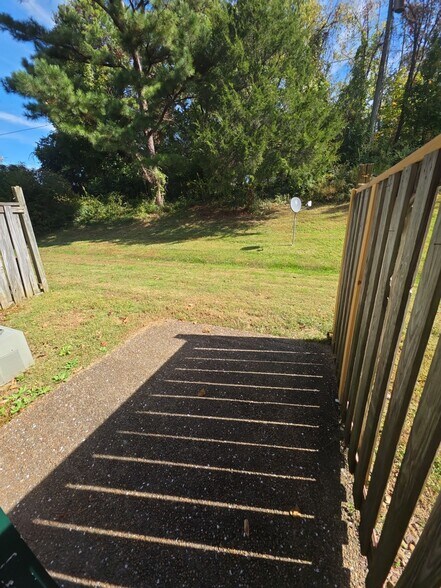 Building Photo - 492 W 9th St