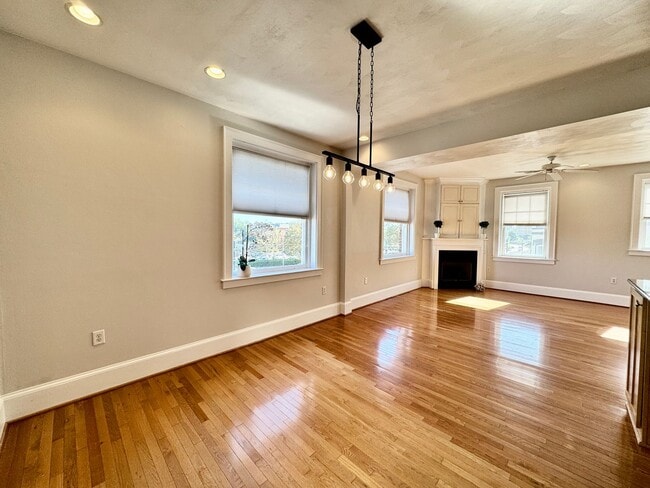 Building Photo - Amazing Garden-Style Condo Available NOW! ...