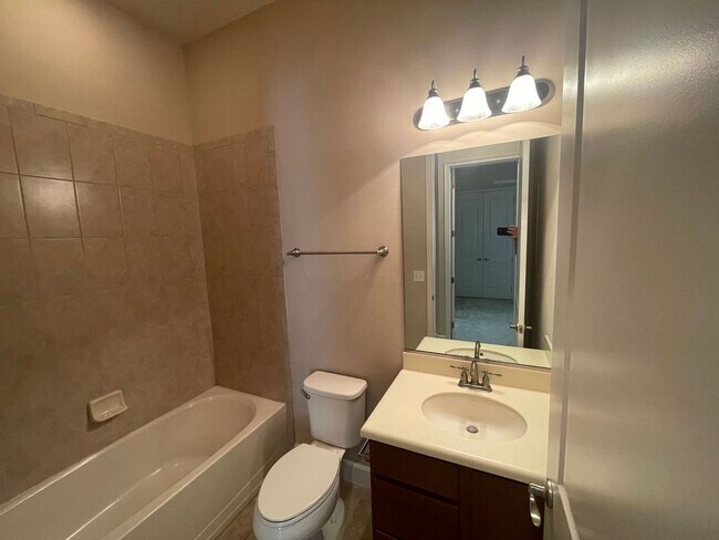 Building Photo - Beautiful 3 Bedroom 3 Bathroom home in Pla...