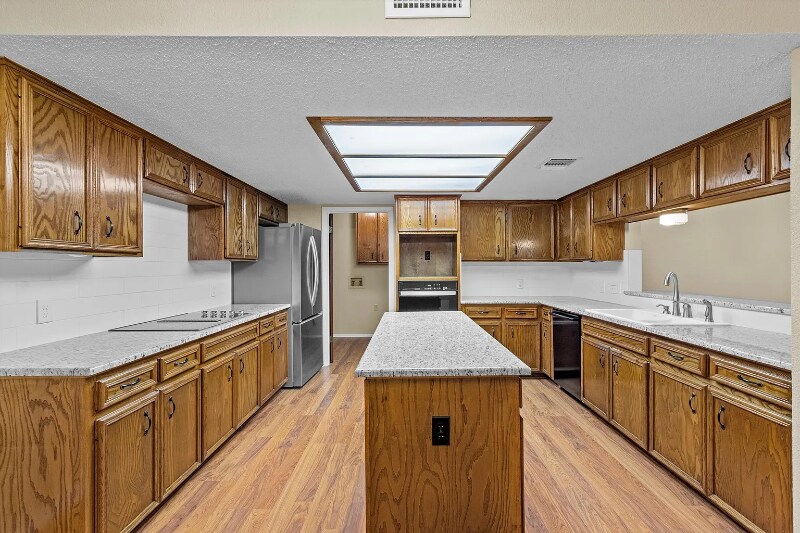 Building Photo - 8606 Mesa Dr