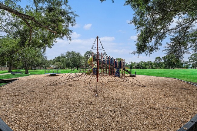 Building Photo - 602 Crestwood Dr