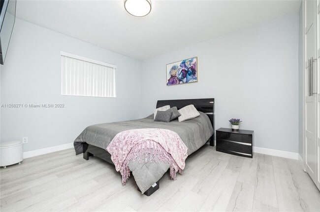 Building Photo - 810 S Rainbow Dr
