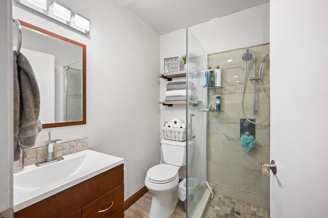 Building Photo - 3 bed 2 bath move-in ready unit.