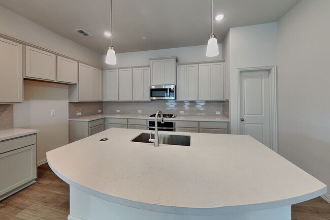 Building Photo - Brand-New Luxury Living in a Prime Fort Worth Location!