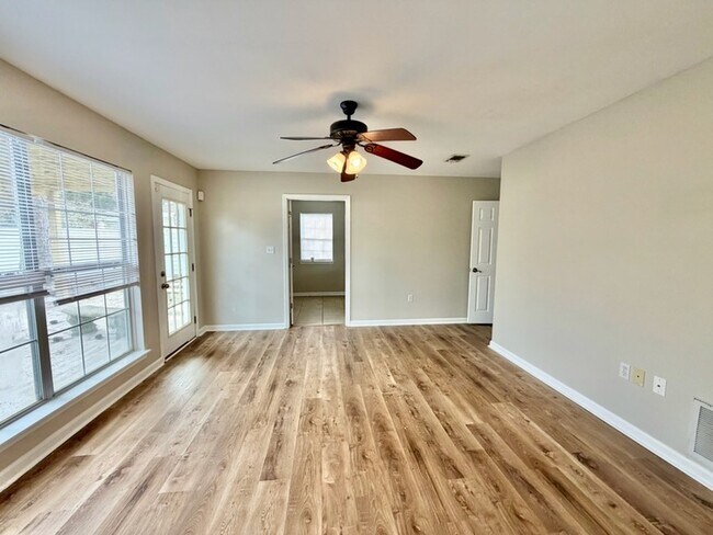 Building Photo - 81 Lake Front Dr