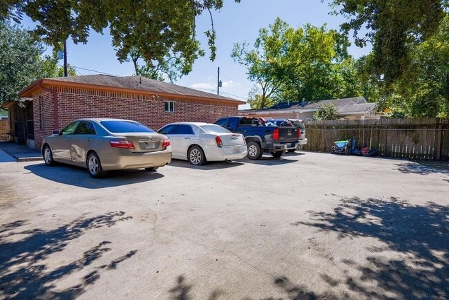 Primary Photo - 6820 Petre Dr