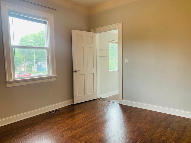 Building Photo - 3 bedroom 1.5 bath one block from Franklin Conservatory