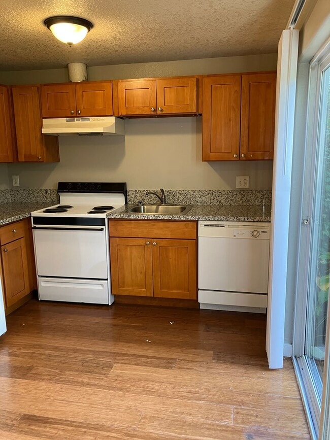 Building Photo - Townhouse, 1.5 bath, w/d in unit, private back patio, all dogs welcome!