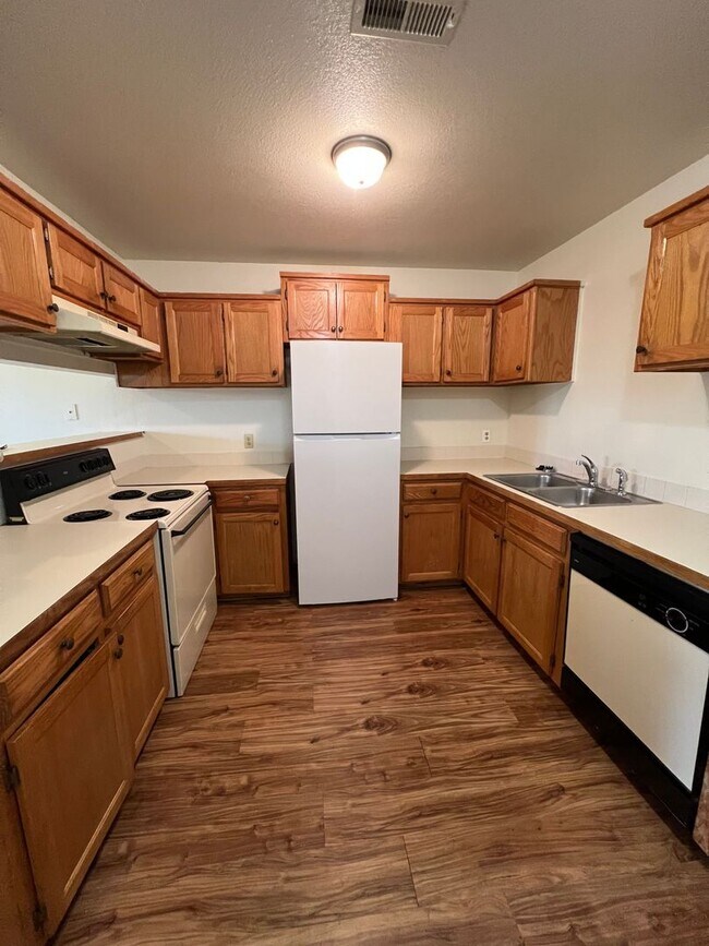 Building Photo - Top/2nd floor 2BR unit