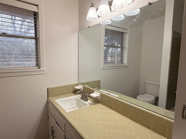 Building Photo - 204 Meadow Ln