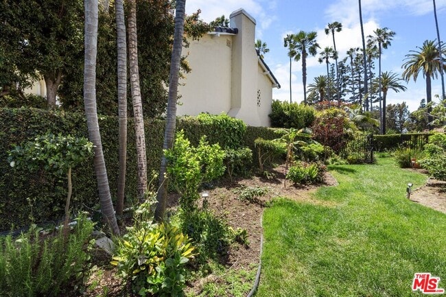 Building Photo - 910 N Crescent Dr