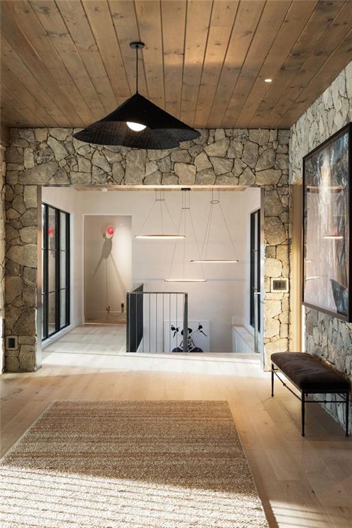 Building Photo - 725 Rocky Point Dr